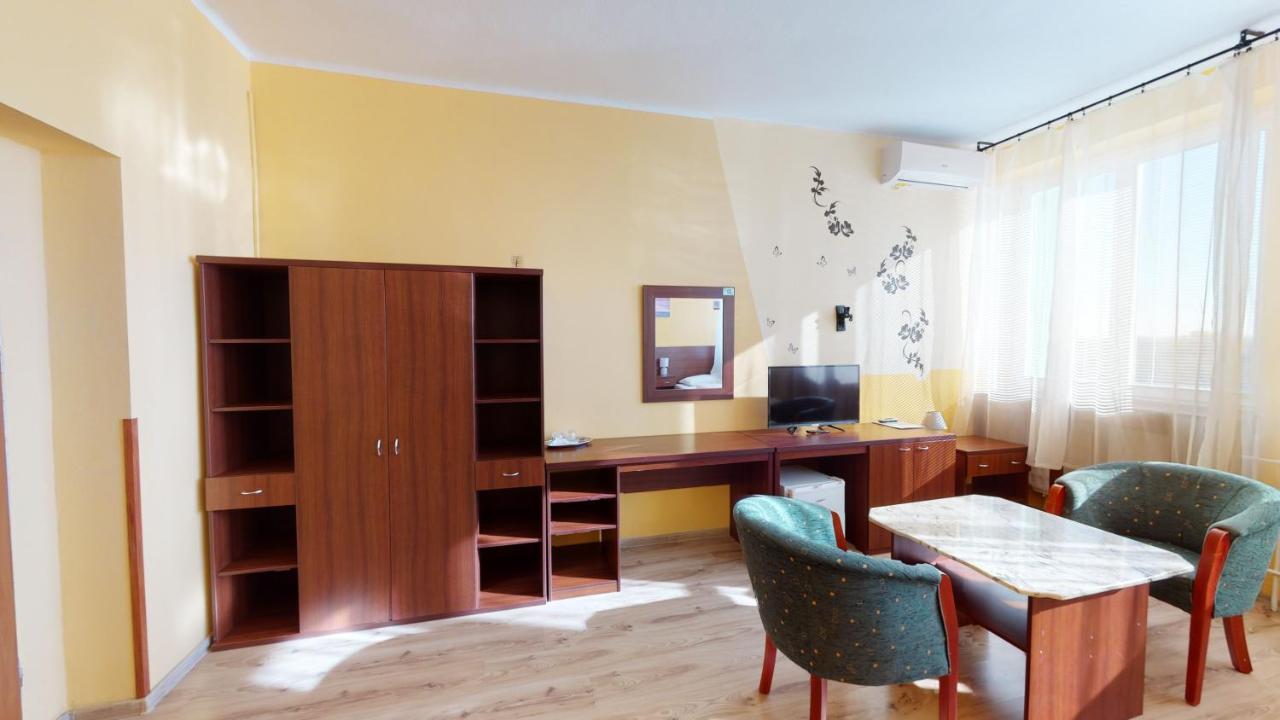 Hotel Hubert Nove Zamky Exterior photo