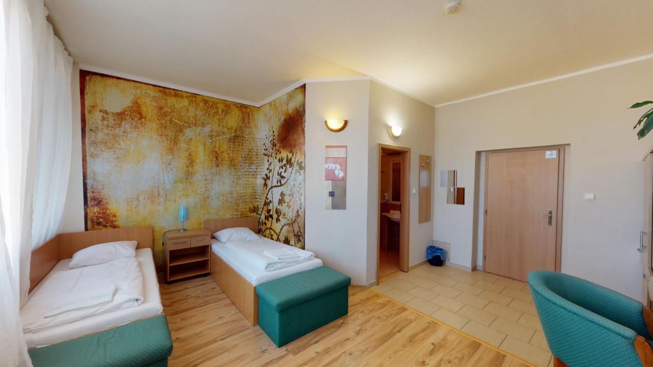 Hotel Hubert Nove Zamky Exterior photo