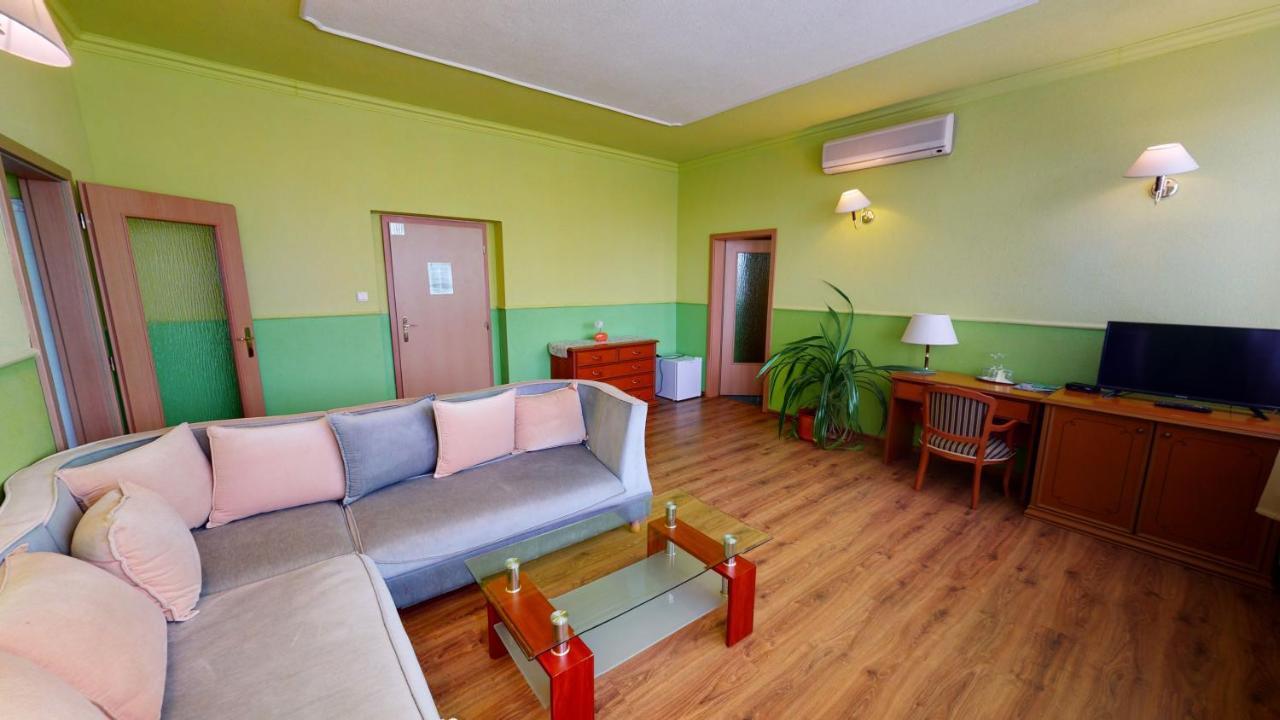 Hotel Hubert Nove Zamky Exterior photo